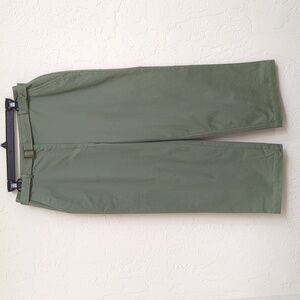 LIKE NEW Charter Club Olive Green Belted Straight Leg Stretch Capris Size 10